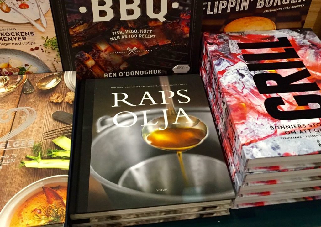 Boken säljs i bokhandeln och i nätbokhandeln. Här på NK i Stockholm.